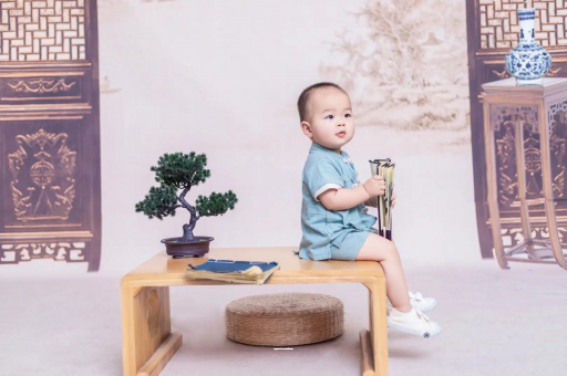 枣阳宝宝边吃奶边挣扎烦躁